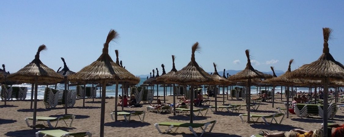 Beach, sports and shopping: 3 types of tourists and one day of holidays in Playa de Palma