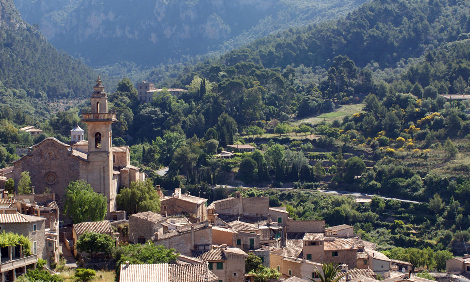 Sonniger Winter Mallorca Valldemossa Tramuntana Gebirge Pabisa Hotels